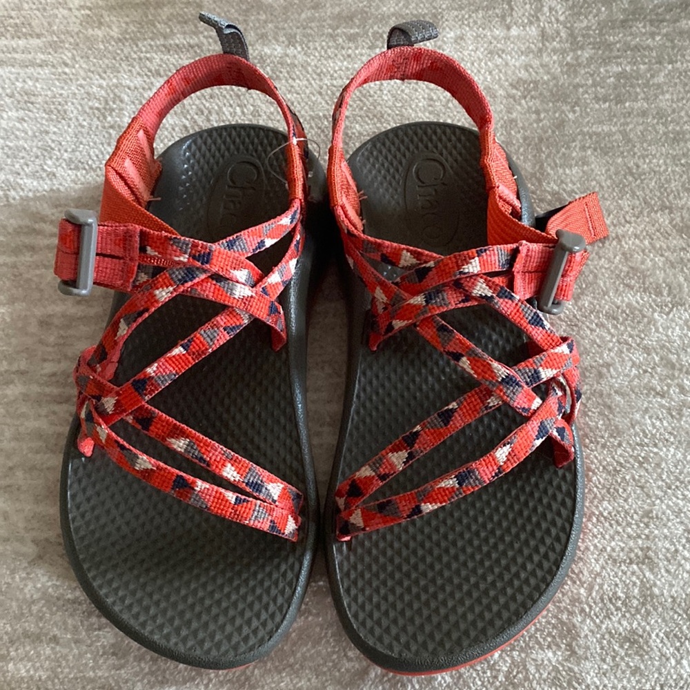 New never been worn kids Chaco sandal size 2 color Speck Grenadine
